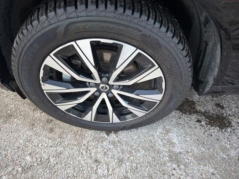 Used 2024 Volvo XC60 B5 Plus image 12