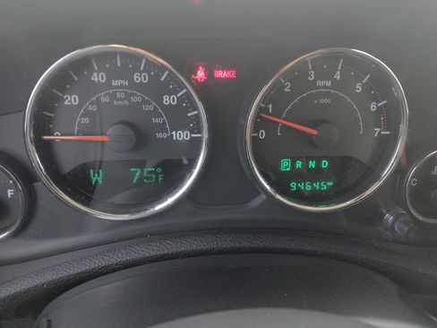 Used 2015 Jeep Wrangler Unlimited Sahara w/ Connectivity Group AWD/4WD image 23