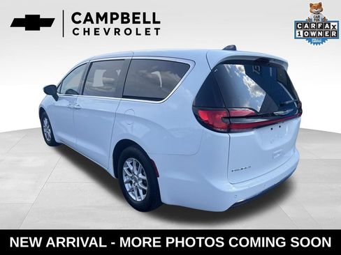Used 2023 Chrysler Pacifica Touring FWD image 3