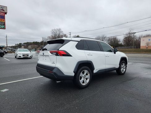 Used 2021 Toyota RAV4 LE AWD/4WD image 4