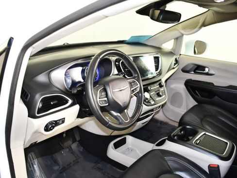 Used 2022 Chrysler Pacifica Touring-L FWD image 37