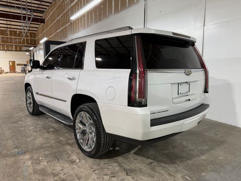 Used 2016 Cadillac Escalade Luxury RWD image 3