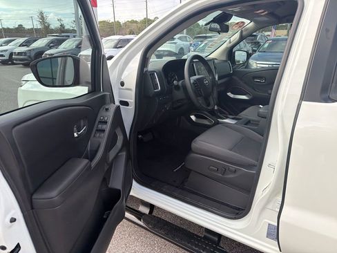 Certified 2025 Nissan Frontier SV w/ SV Convenience Package image 11