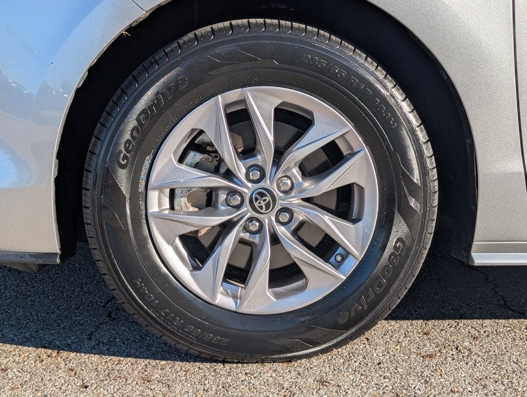 Certified 2022 Toyota Sienna XLE w/ XLE Plus Package FWD image 38