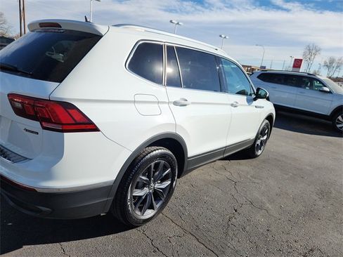 Used 2022 Volkswagen Tiguan SE w/ Panoramic Sunroof Package image 3