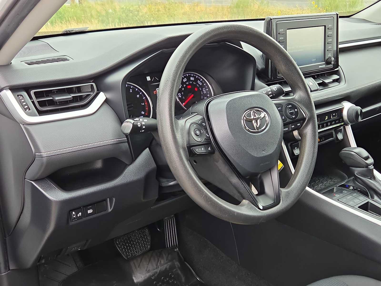 Used 2022 Toyota RAV4 LE AWD/4WD image 10