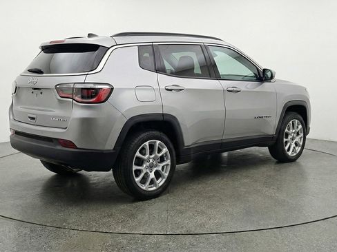 Used 2025 Jeep Compass Limited image 9