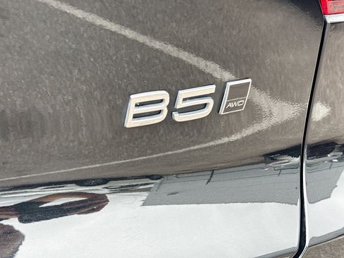 Used 2023 Volvo XC40 B5 Plus AWD/4WD image 11