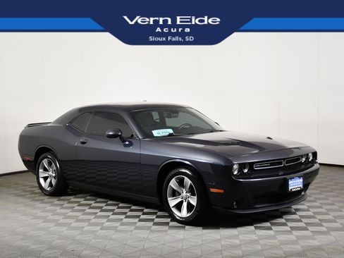 Used 2016 Dodge Challenger SXT RWD image 1