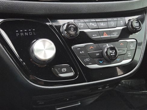 Used 2020 Chrysler Pacifica Touring-L Plus image 27