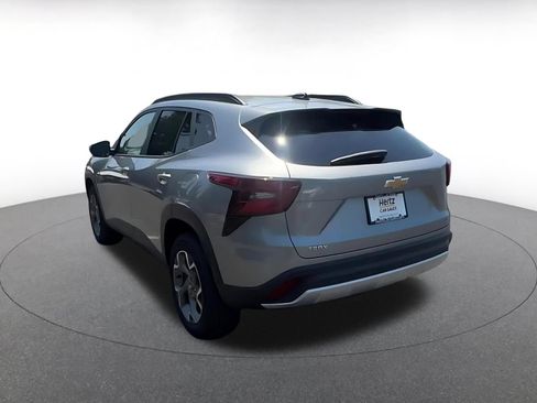 Used 2025 Chevrolet Trax LT FWD image 11