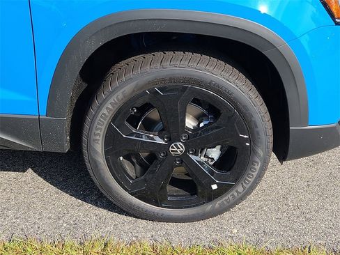 New 2025 Volkswagen Taos SE image 3