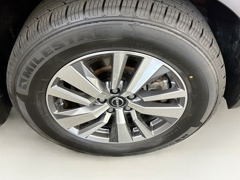 Used 2023 Nissan Pathfinder SL w/ Black Appearance Package AWD/4WD image 11
