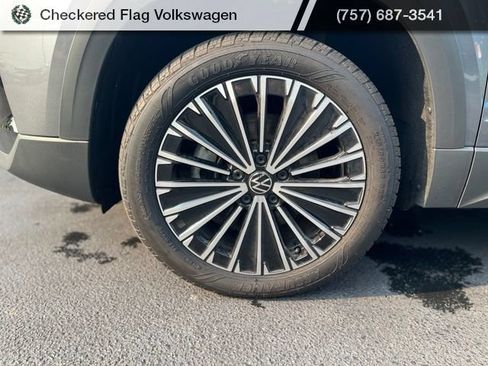 Certified 2025 Volkswagen Taos SE FWD image 5