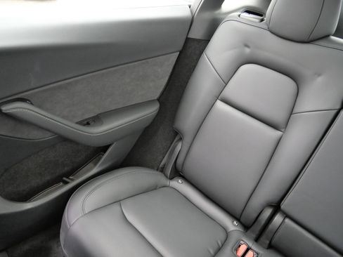 Used 2024 Tesla Model Y Long Range image 12