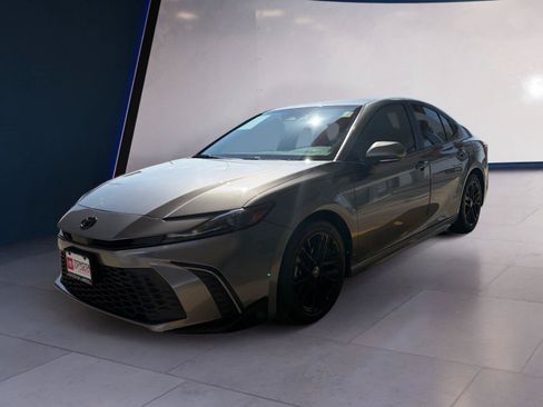 Used 2025 Toyota Camry SE FWD image 1