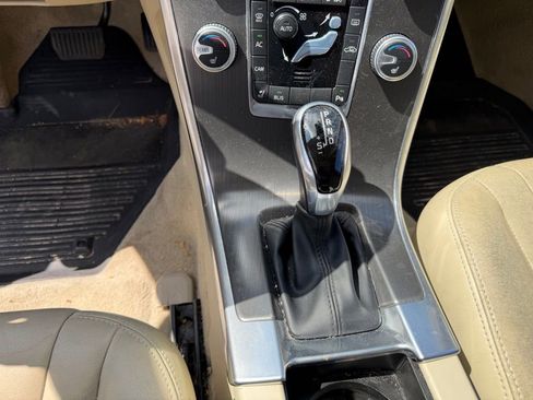 Used 2016 Volvo XC60 T6 w/ Proximity Package image 28