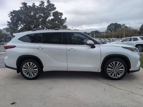 Used 2022 Toyota Highlander Platinum image 11