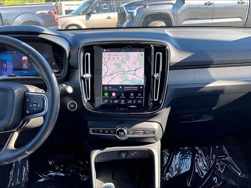 Used 2023 Volvo XC40 B4 Ultimate FWD image 12