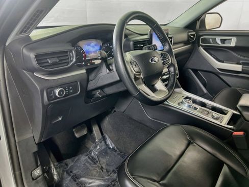 Used 2021 Ford Explorer XLT w/ Equipment Group 202A AWD/4WD image 9