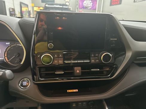 Used 2023 Toyota Highlander XLE image 12