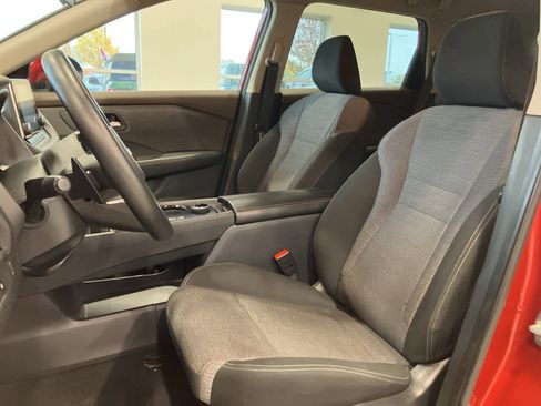 Used 2023 Nissan Rogue SV image 10