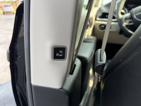 Used 2023 Chrysler Pacifica Touring-L FWD image 12