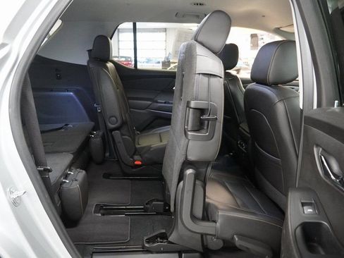 Used 2021 Chevrolet Traverse LT image 32