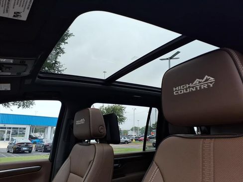 Used 2025 Chevrolet Suburban High Country AWD/4WD image 20