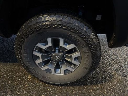 Used 2023 Toyota Tacoma TRD Off-Road w/ Technology Package image 18