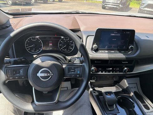 Used 2023 Nissan Rogue SV AWD/4WD image 32