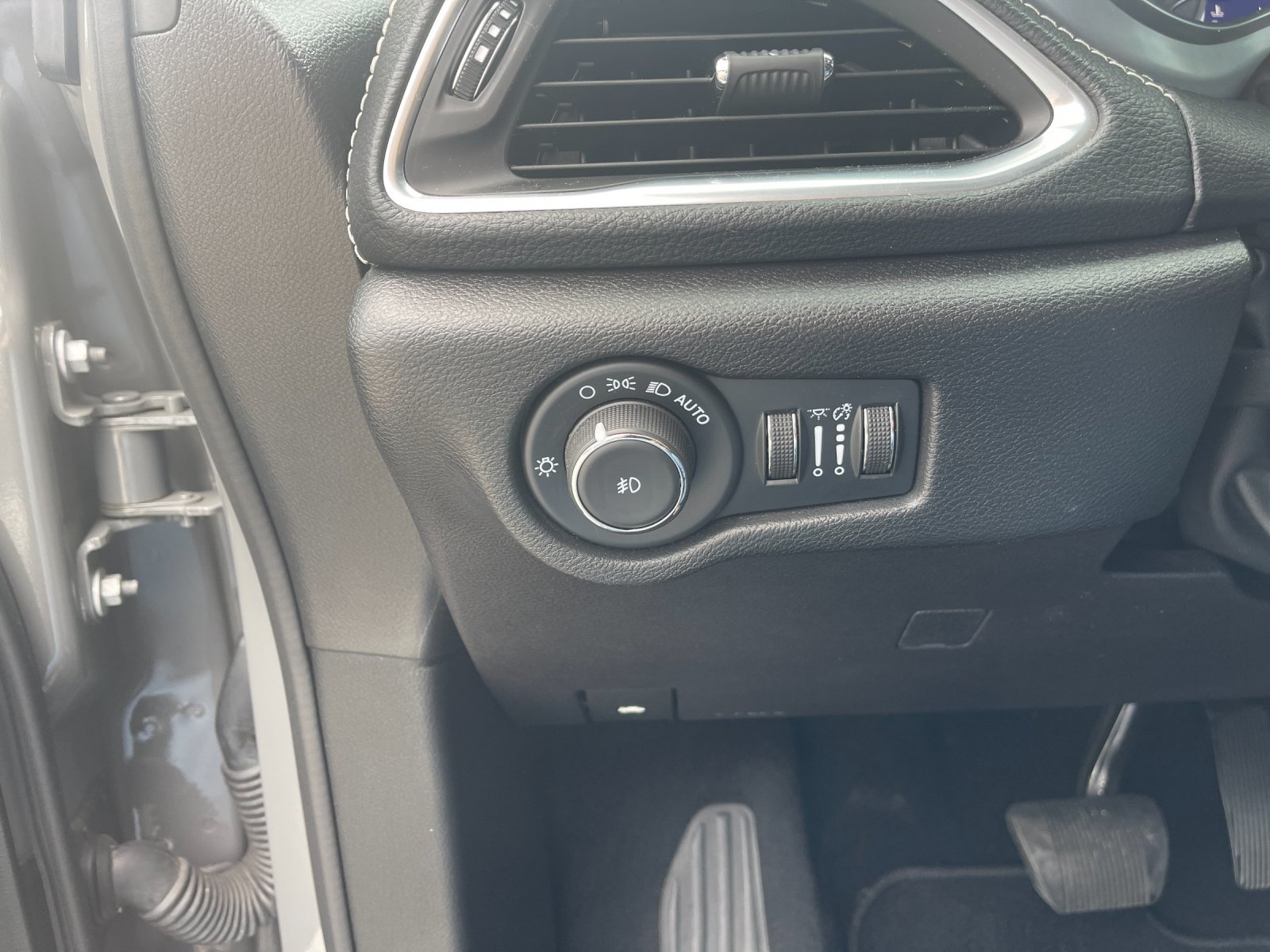 Used 2025 Chrysler Pacifica Limited FWD image 32