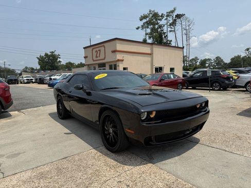 Used 2020 Dodge Challenger SXT w/ Blacktop Package RWD image 3
