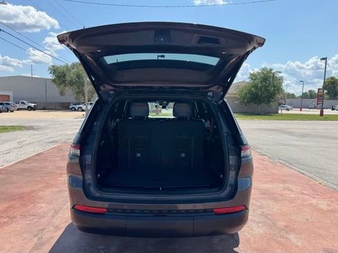 Used 2025 Jeep Grand Cherokee L Altitude AWD/4WD image 7