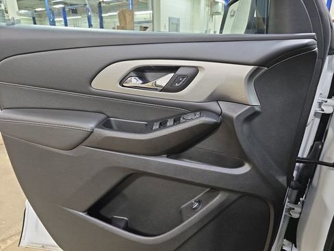 Used 2023 Chevrolet Traverse LT w/ Rear Camera Mirror Package image 27