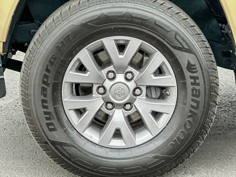 Used 2017 Toyota Tacoma SR5 w/ Tow Package AWD/4WD image 23