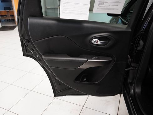 Used 2019 Jeep Cherokee Limited image 22