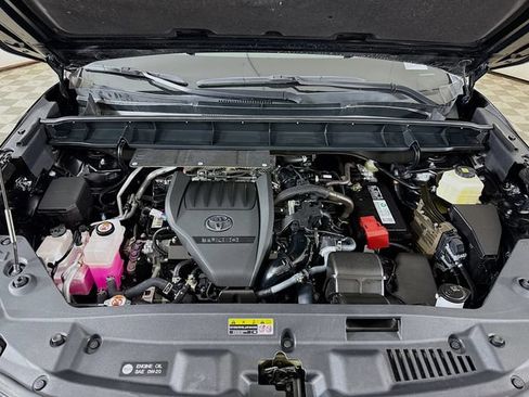 Used 2024 Toyota Highlander XLE FWD image 31