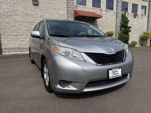 Used 2013 Toyota Sienna LE w/ Towing Pkg FWD image 9