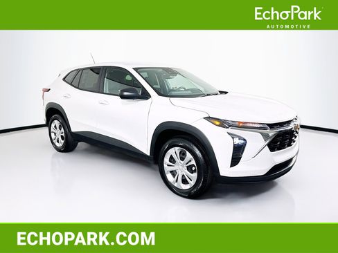 Used 2025 Chevrolet Trax LS image 1