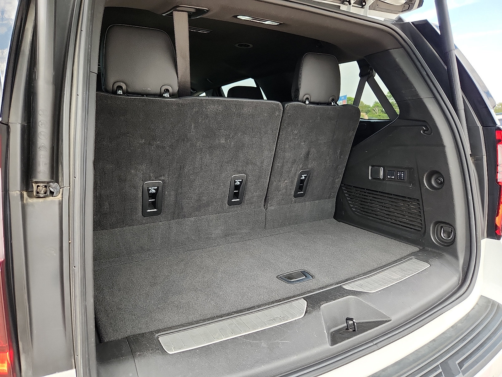 Used 2025 GMC Yukon Denali AWD/4WD image 9