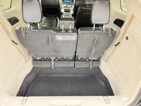 Used 2018 Chrysler Pacifica Touring-L image 33