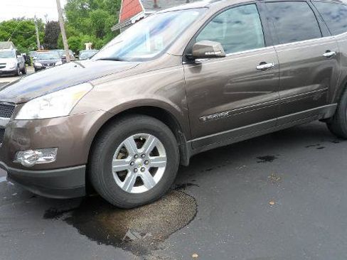 Used 2009 Chevrolet Traverse LT FWD image 2