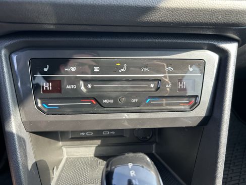 Used 2022 Volkswagen Tiguan SE w/ Panoramic Sunroof Package image 14