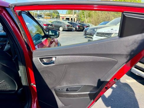 Used 2013 Hyundai Veloster FWD image 31