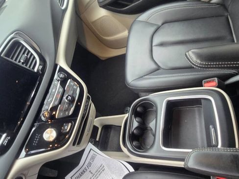 Used 2024 Chrysler Pacifica Touring-L image 9