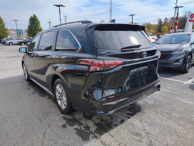 Used 2022 Toyota Sienna XSE w/ XSE Plus Package AWD/4WD image 9