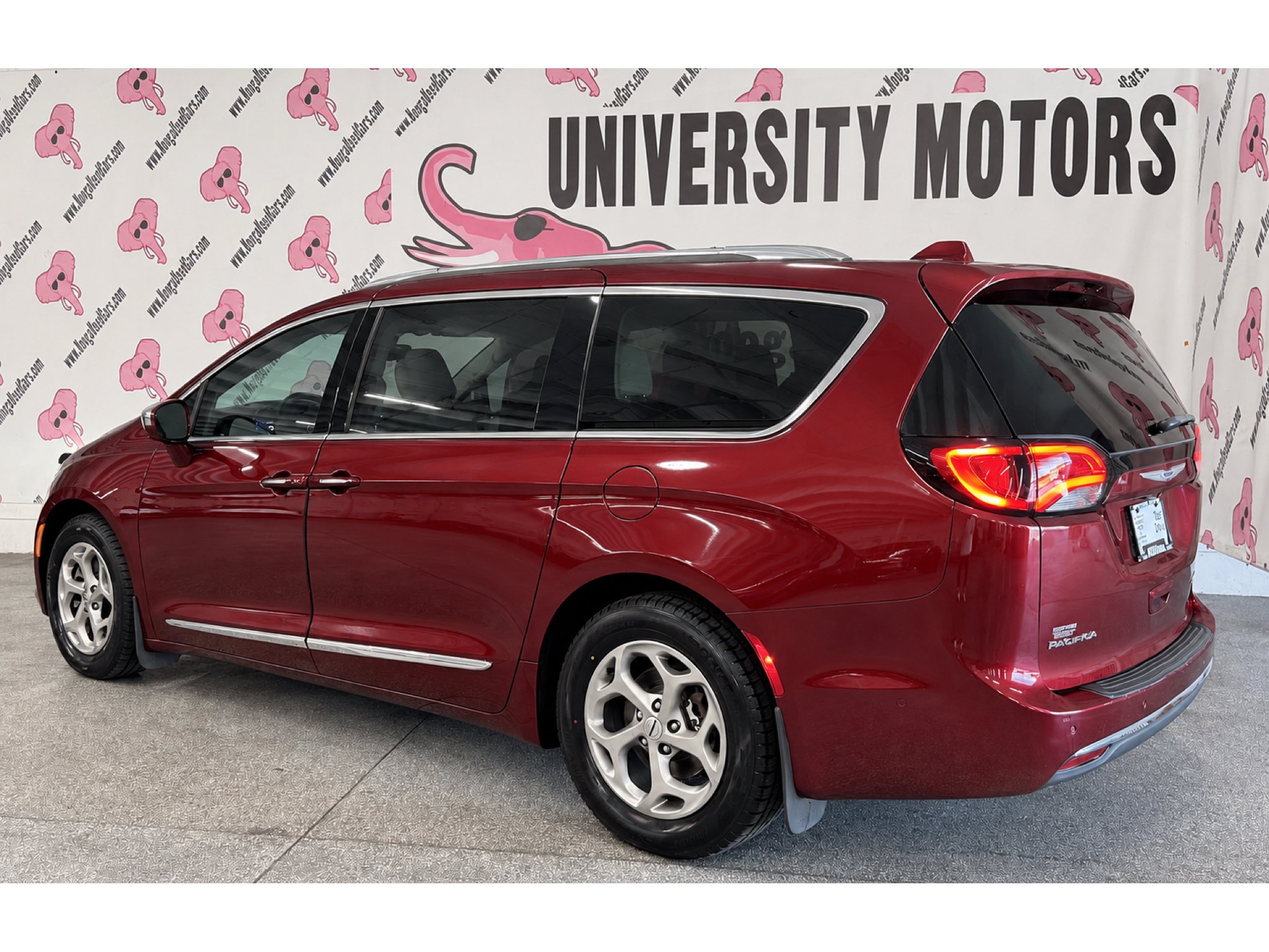 Used 2019 Chrysler Pacifica Limited w/ Tire & Wheel Group FWD image 11