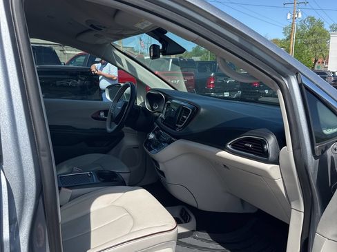 Used 2019 Chrysler Pacifica Limited FWD image 43