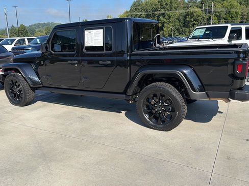 Used 2025 Jeep Gladiator Sport AWD/4WD image 6